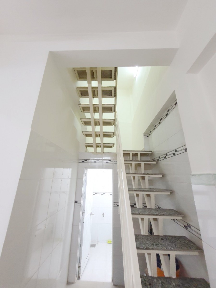 Nhà nở hậu, 1 lầu, 2PN hẻm 241 Bùi Minh Trực P5 Q8