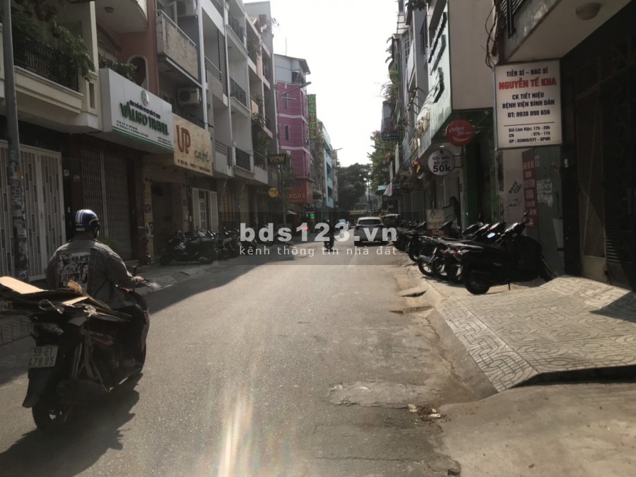 Nhà nguyên căn cho thuê trên đường Hoa Lan Quận Phú Nhuận. Trệt 3 lầu sàn trống suốt thích hợp làm văn phòng công ty