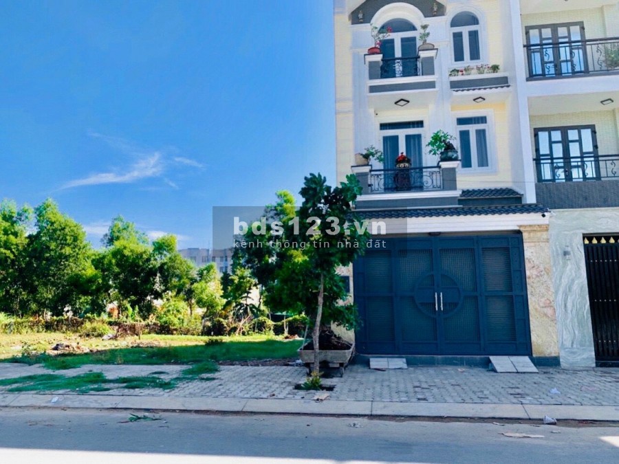 Bán gấp 114m2 TC Bình Chánh giá rẻ nằm MT Trần Văn Giàu, SHR