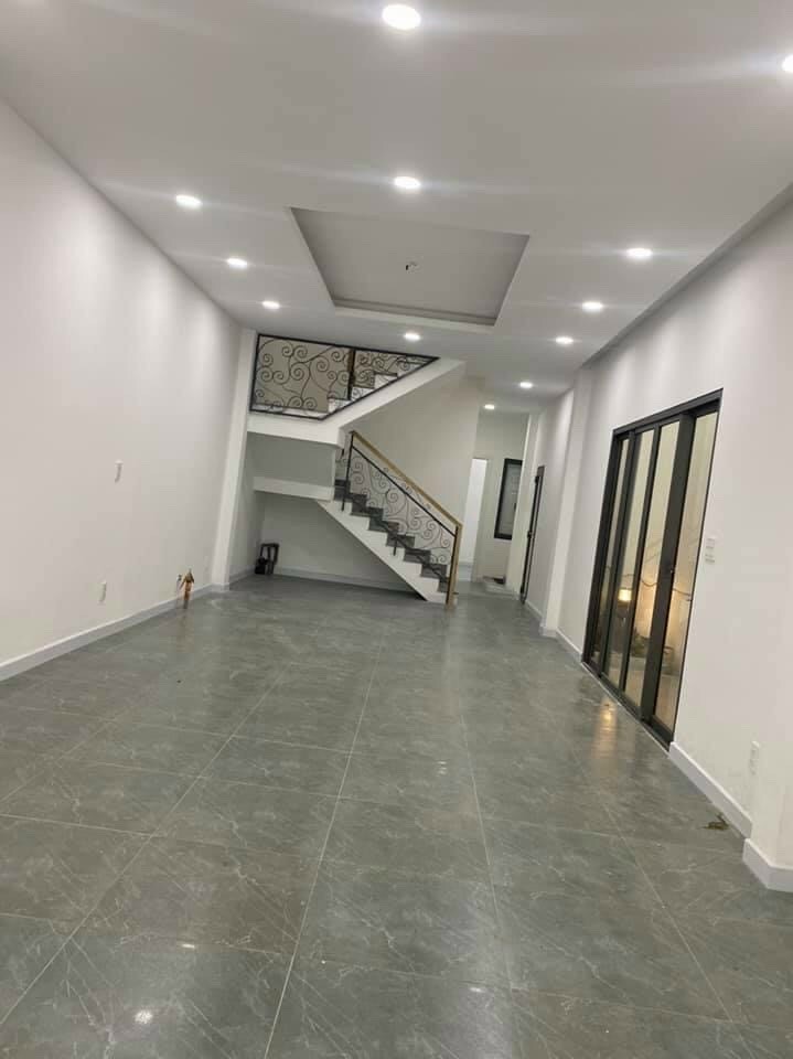 NHÀ MỚI XE TẢI TRÁNH SÂN TRỰC THĂNG ĐÁP GIÁ QUÁ TỐT