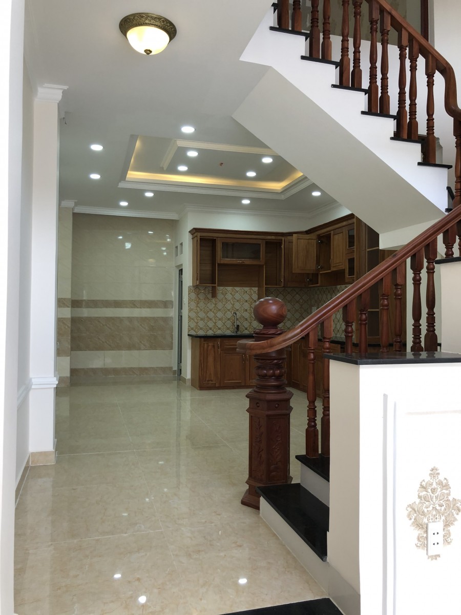 Bán Nhà 3 Lầu Có Lửng 40m2 Ngay Ngã Tư Hàng Xanh
