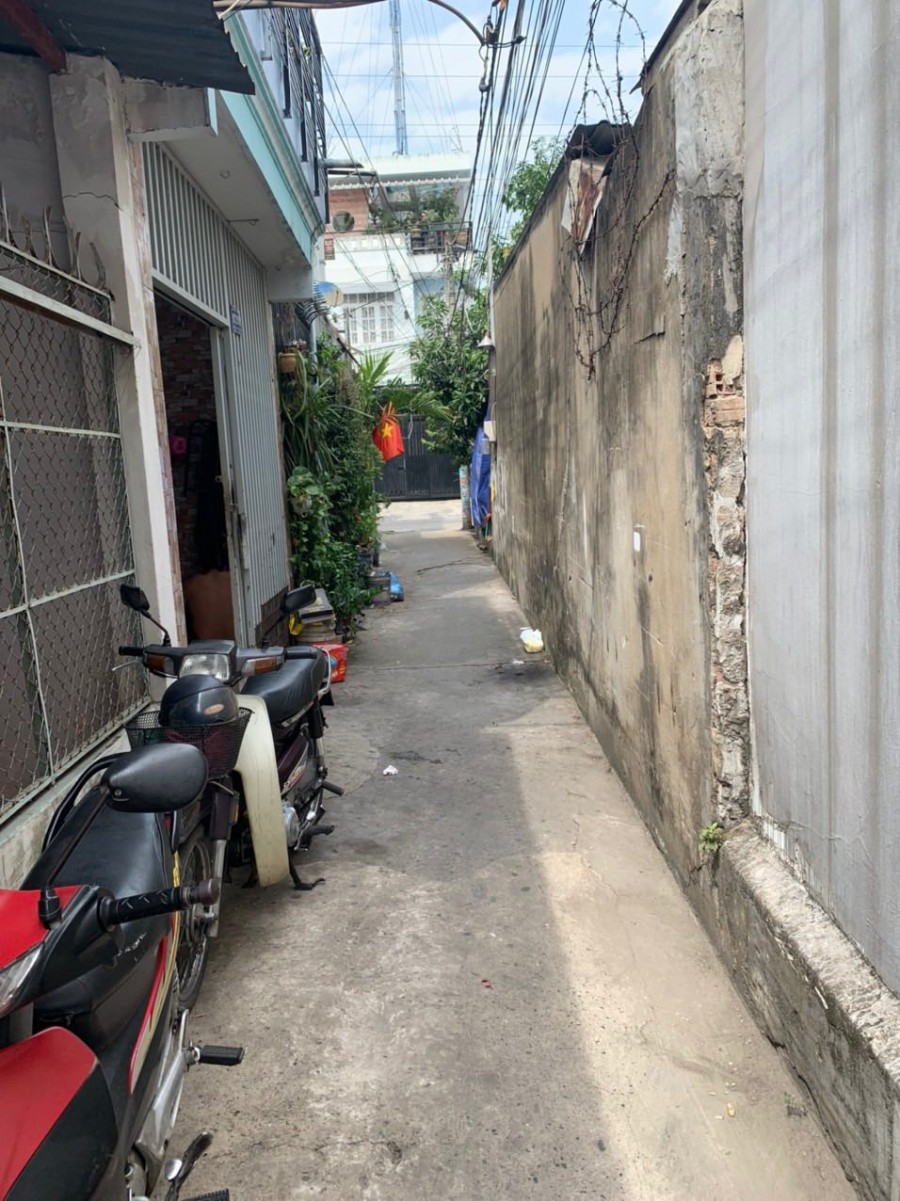 Bán đất có nhà cấp 4 hẻm xe máy giá rẻ ,gần siêu thị coopmart Q9