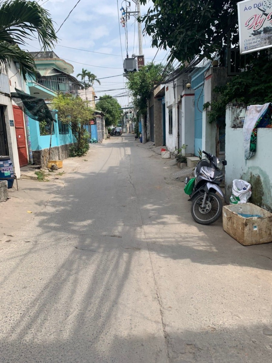 Bán đất có nhà cấp 4 hẻm xe máy giá rẻ ,gần siêu thị coopmart Q9