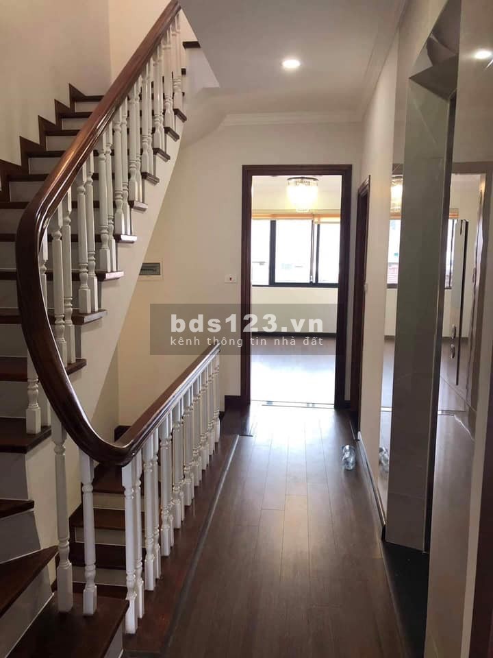 Cần bán đất phố Lạc Long Quân 165m2 mặt tiền 10m giá 25 tỷ
