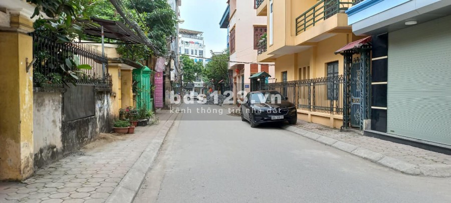 MẶT PHỐ TRÂU QUỲ, GIA LÂM, BÁN GẤP ĐẤT TẶNG NHÀ 3 TẦNG, 70M2, 80TR/M2, 2 THOÁNG, VỈA HÈ, KINH DOANH, Ô TÔ ĐUA.
