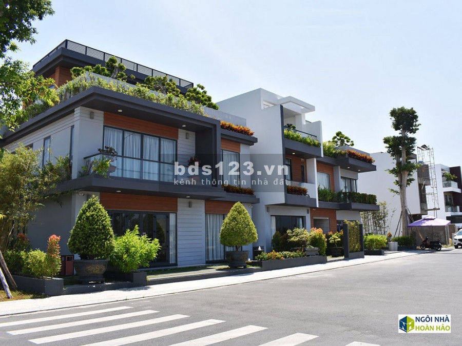 LÔ GÓC NGÕ 3 GÁC SÂN RỘNG ĐÁ BÓNG Ở LUÔN 2.7 TỶ