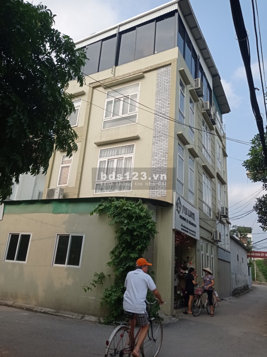 NHÀ ĐẸP THIẾT KẾ BẮC ÂU GẦN HỒ GẦN VƯỜN HOA SỔ NỞ HẬU