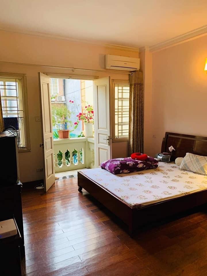 Nhà đẹp bên Hồ Tây lộng gió, ô tô đỗ cửa