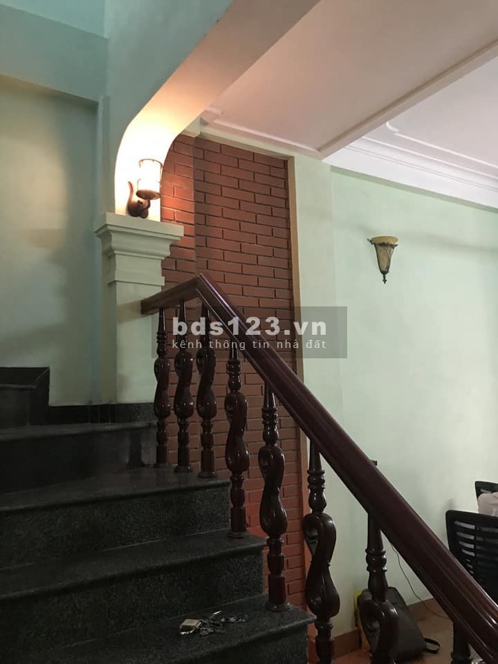 Phân lô, ô tô tránh, vỉa hè rộng 2m, nhà 43m, 5t, 7 tỷ, lõi Cầu Giấy