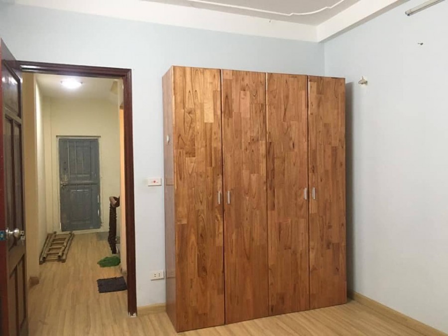 Bán gấp nhà Nguyễn Khoái 31m2 x 3 tầng 1.7 tỷ, tặng nội thất, chủ cần bán.