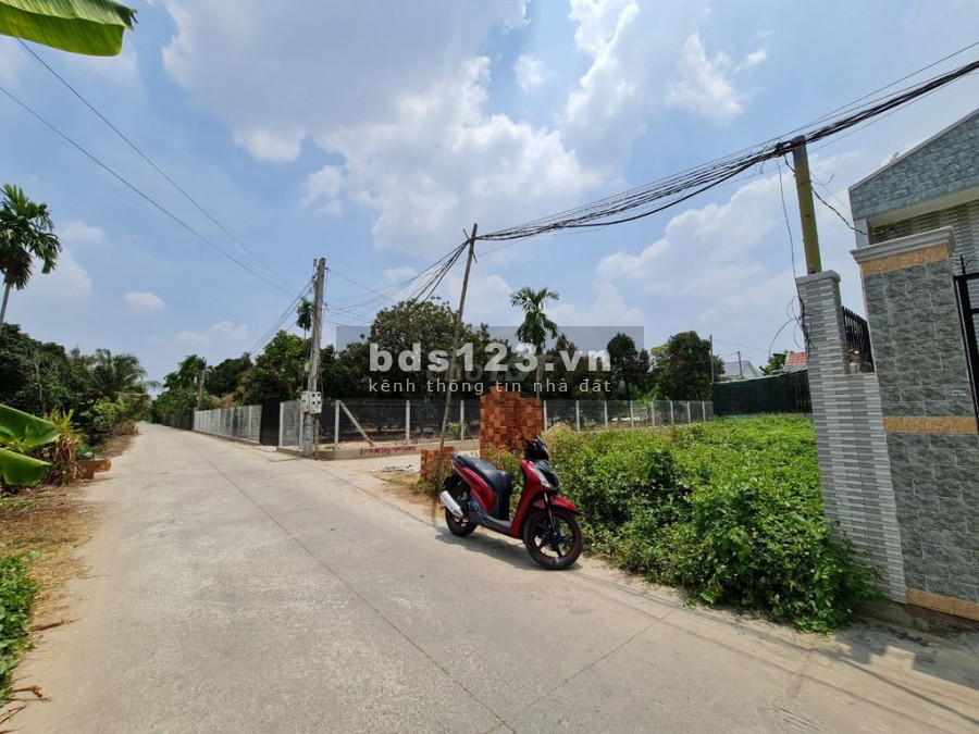 Chính chủ cần bán lô đất thổ cư sổ riêng mặt tiền đường Bình Nhâm 16, kế bên UBND phường Hưng Định, giá 950 triệu, DT 90m2. LH 0374991279 Minh Anh