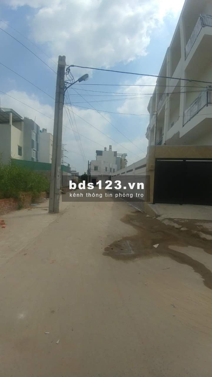 Cho thuê phòng 35m2 có máy lạnh, cửa sổ, ban công riêng đường Phạm Văn Đồng gần Gigamall