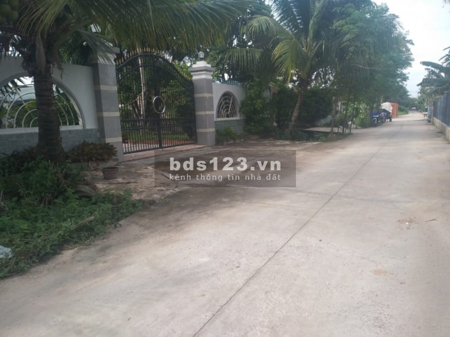 Chính chủ cần bán lô đất thổ cư sổ riêng mặt tiền đường Bình Nhâm 16, kế bên UBND phường Hưng Định, giá 950 triệu, DT 90m2. LH 0374991279 Minh Anh
