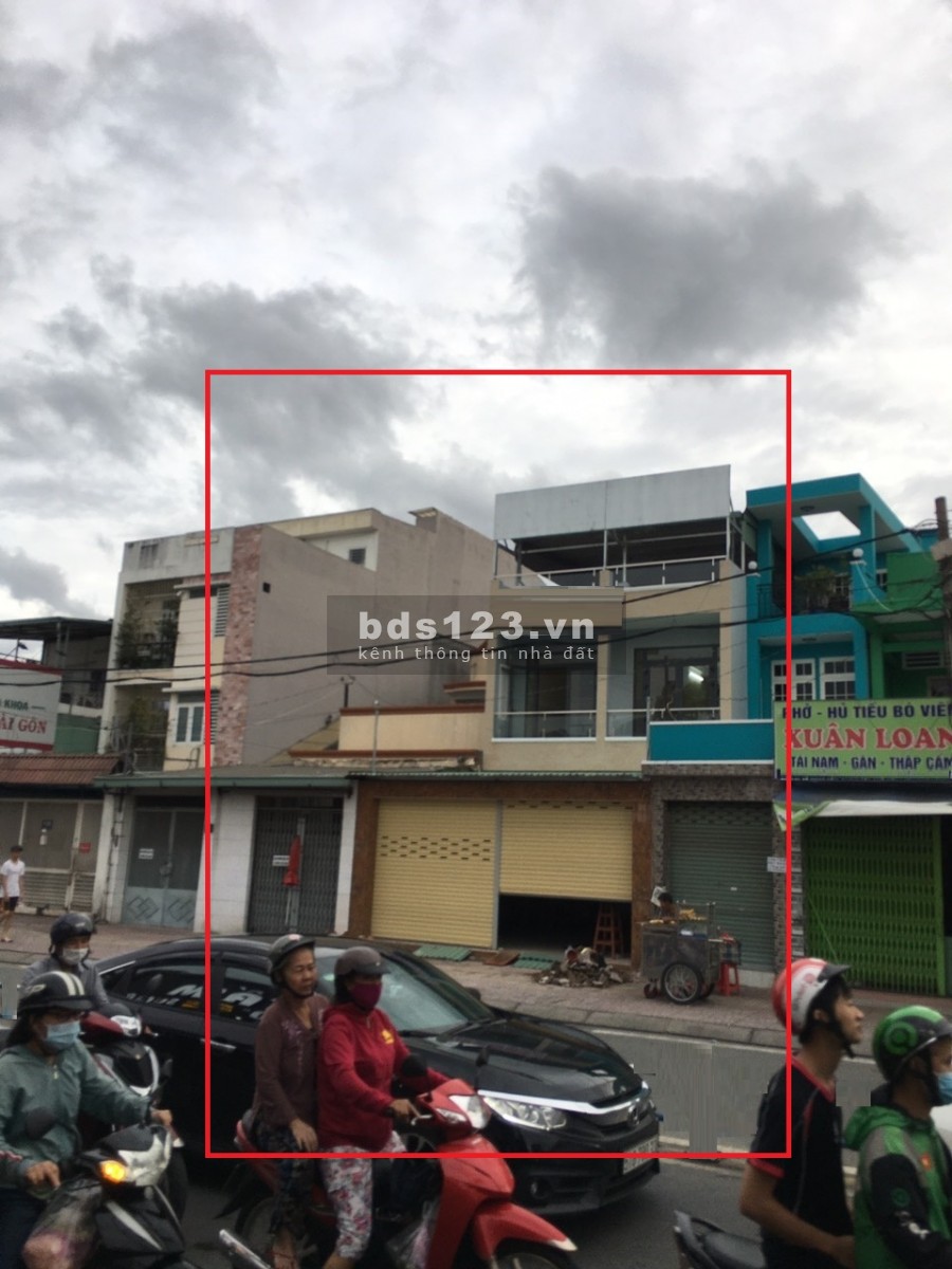 Mặt Tiền Đường Nguyễn Hoàng, có sân để xe rộng