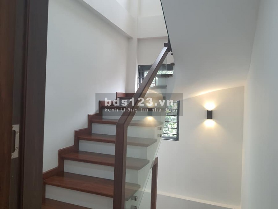 Bán nhà mặt phố Ngọc Lâm, Long Biên, Hà Nội.