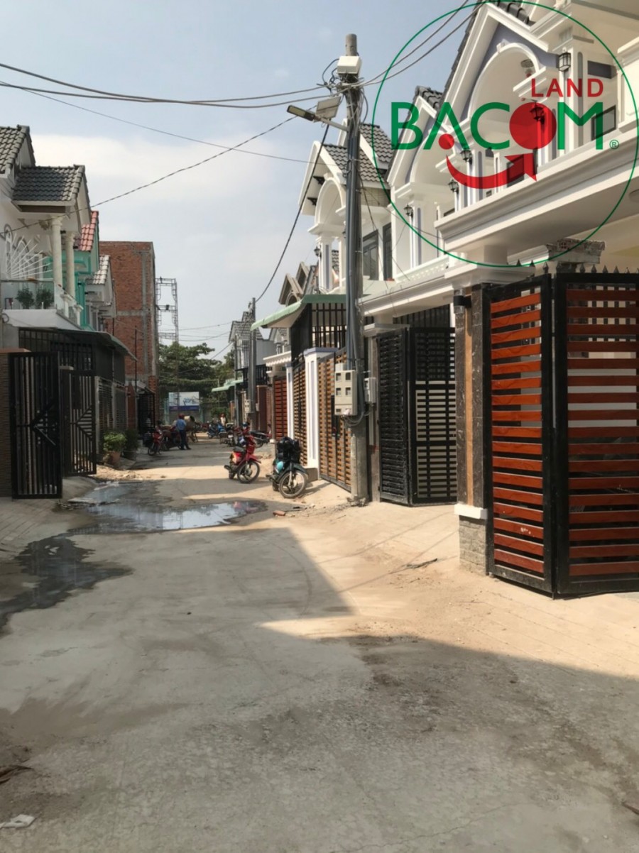Nhà 1 trệt 2 lầu mới xây tại phường Bửu Hòa, gần vòng xoay Cầu Hang, đường 2 xe hơi tránh nhau