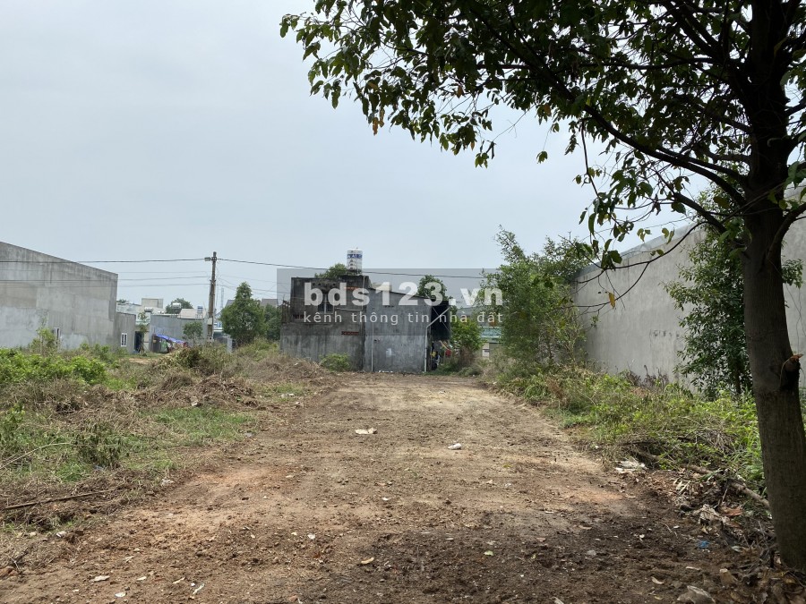 Cần bán gấp 210m2 đất vuông vức ngay trung tâm Dầu Tiêng, sổ hồng riêng, thổ cư 100%