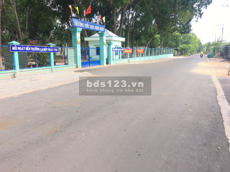 Cần bán gấp 210m2 đất vuông vức ngay trung tâm Dầu Tiêng, sổ hồng riêng, thổ cư 100%