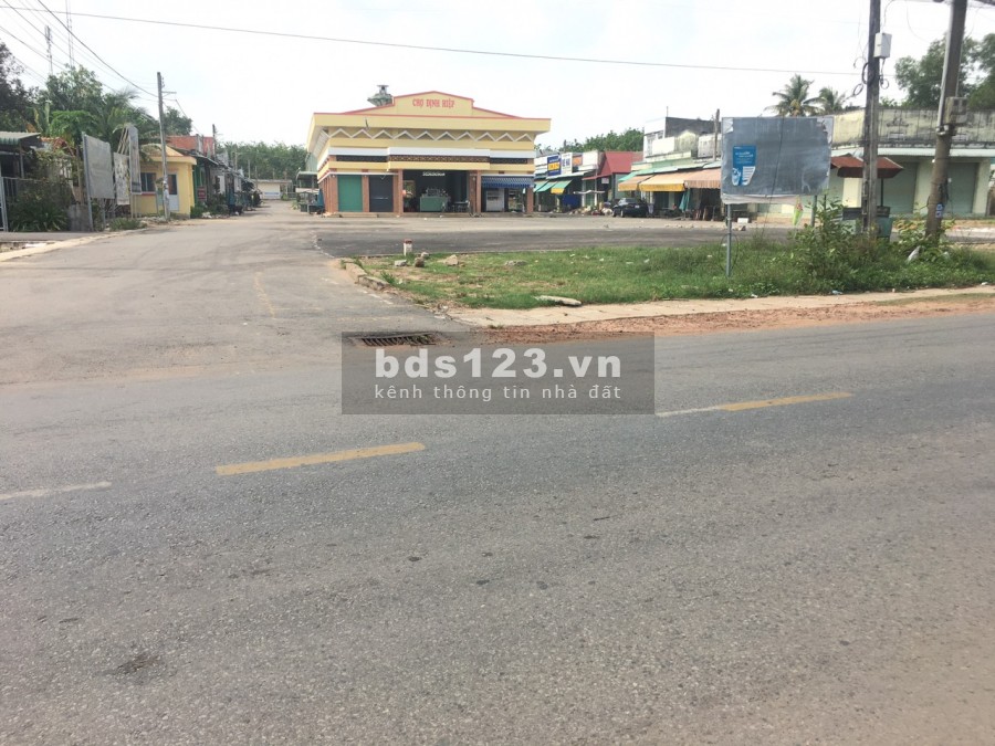 Cần bán gấp 210m2 đất vuông vức ngay trung tâm Dầu Tiêng, sổ hồng riêng, thổ cư 100%