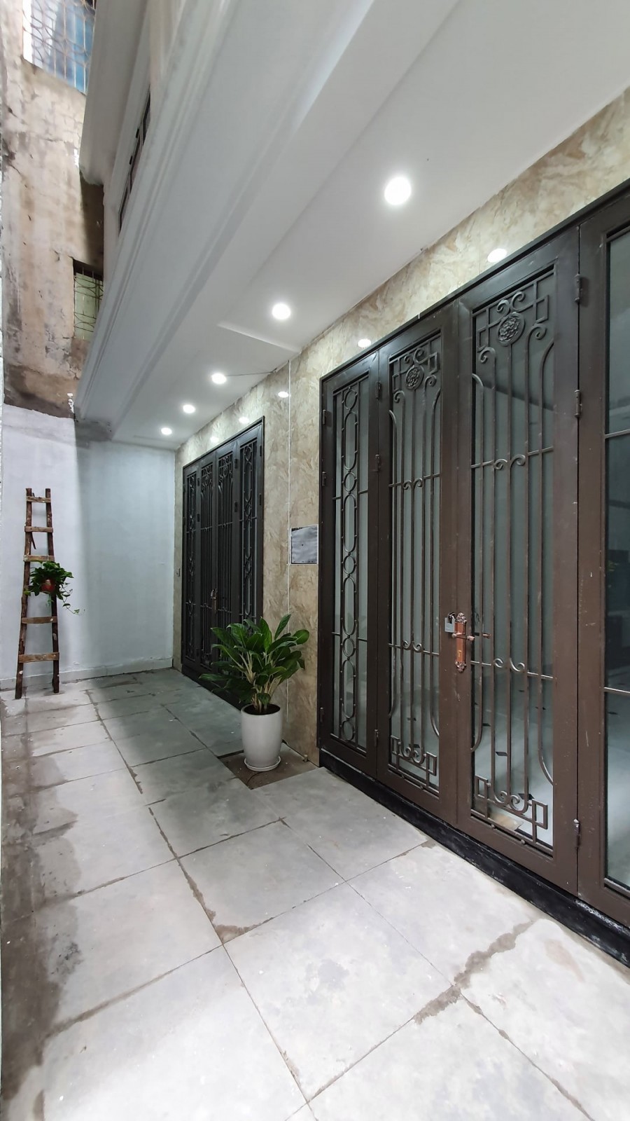 Nhà Đống Đa, ngã 3 ngõ thông, 5 tầng, thích hợp ở, KD, 3 tỷ hơn