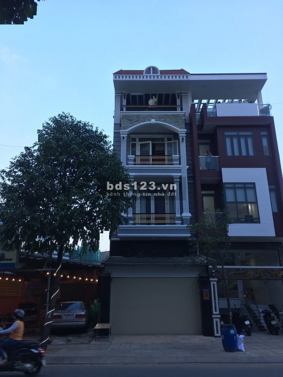 Mặt tiền dt.4x21m trống suốt + đ.Phan Xích Long giao Vạn Kiếp