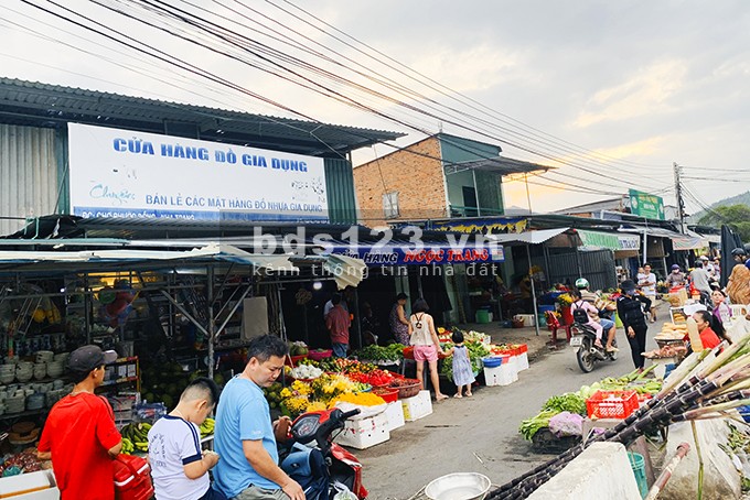 Bán gấp 2680m2 hai mặt tiền gần Becamex Quốc Lộ 14, khu đông công nhân, giá 390 triệu