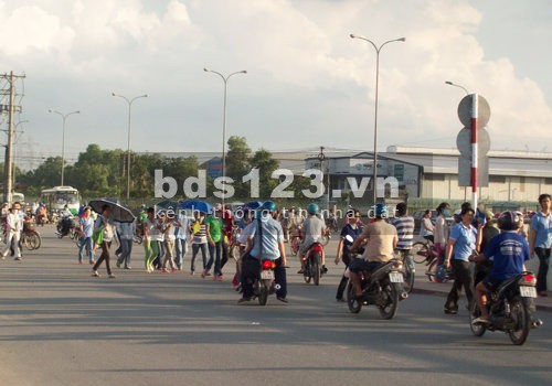 Bán gấp 2680m2 hai mặt tiền gần Becamex Quốc Lộ 14, khu đông công nhân, giá 390 triệu
