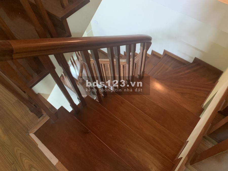 4,5 tỷ có nhà 4,5 tầng tự xây mới có thiết kế, nội thất gỗ Lim Nam Phi, ô tô vào nhà, cách Cổ Linh chỉ 100m ???