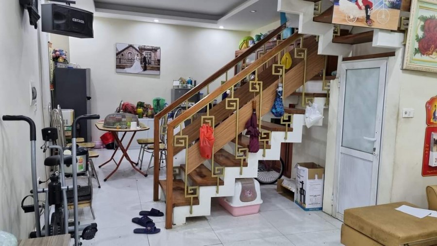 Tôi cần bán gấp nhà trong ngõ 176 Trương Định, giao giữa quận Hoàng Mai và Hai Bà Trưng, Hà Nội.