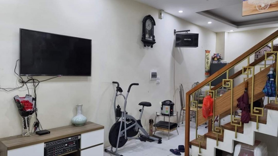 Tôi cần bán gấp nhà trong ngõ 176 Trương Định, giao giữa quận Hoàng Mai và Hai Bà Trưng, Hà Nội.
