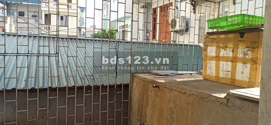 Bán Đất có Cấp 4 50M xây có móng chắc chắn,thiết kế 4 phòng ngủ ngõ rộng taxi đỗ