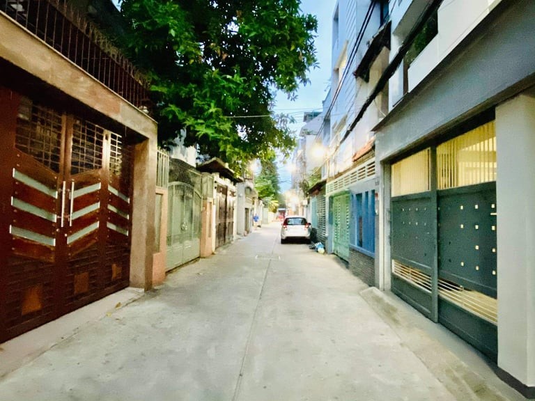 Bán gấp nhà hẻm xe hơi Đặng Văn Ngữ, trung tâm Phú Nhuận, mặt tiền 9m hiếm có, 45m2, 3 tầng, 4 phòng ngủ.