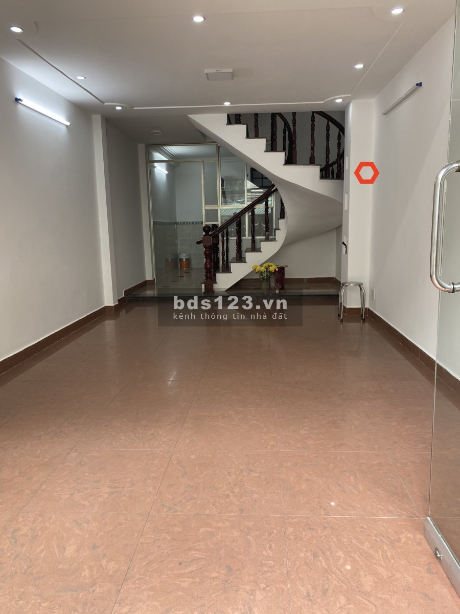 CHDV Hoàng Sa Q1, 4.2x15m trệt, lửng, 3lầu. 8pn, 7wc.