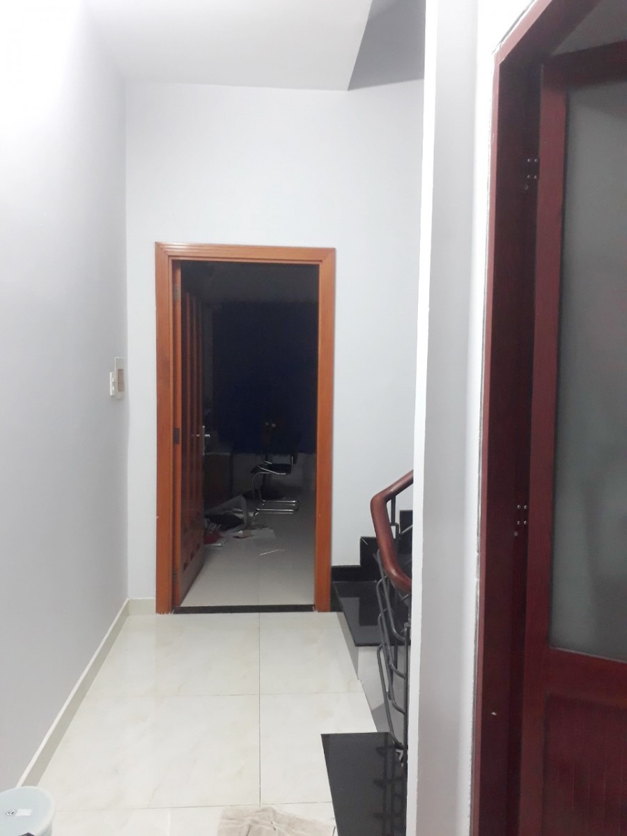 Cho thuê nhà 2 lầu, ST, mặt tiền đường Âu Dương Lân, P2 Q8