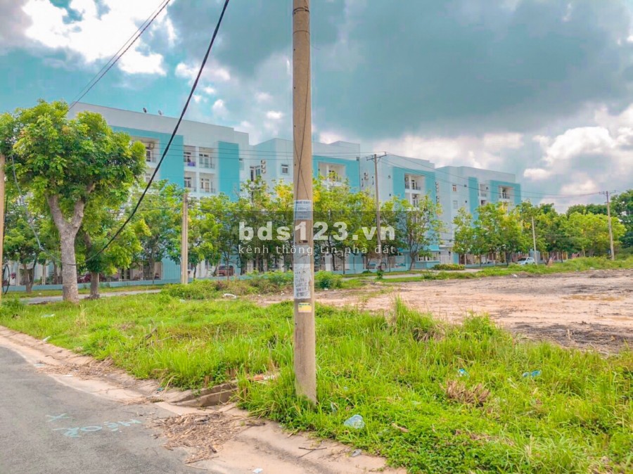 Cần bán mấy lô đất ở ngay KDC Tân Đức, view công viên SHR giá 1tỷ2/125m2