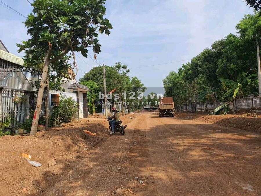 Bán 2000m2 kcn Becamex, có sổ hồng, đường nhựa 32m gần trường học chợ,...
