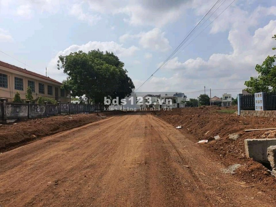 Bán 2000m2 kcn Becamex, có sổ hồng, đường nhựa 32m gần trường học chợ,...
