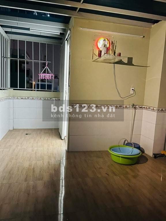 Bán nhà Lạc Long Quân, chỉ 4 tỷ, 57m2, hẻm 3,5m