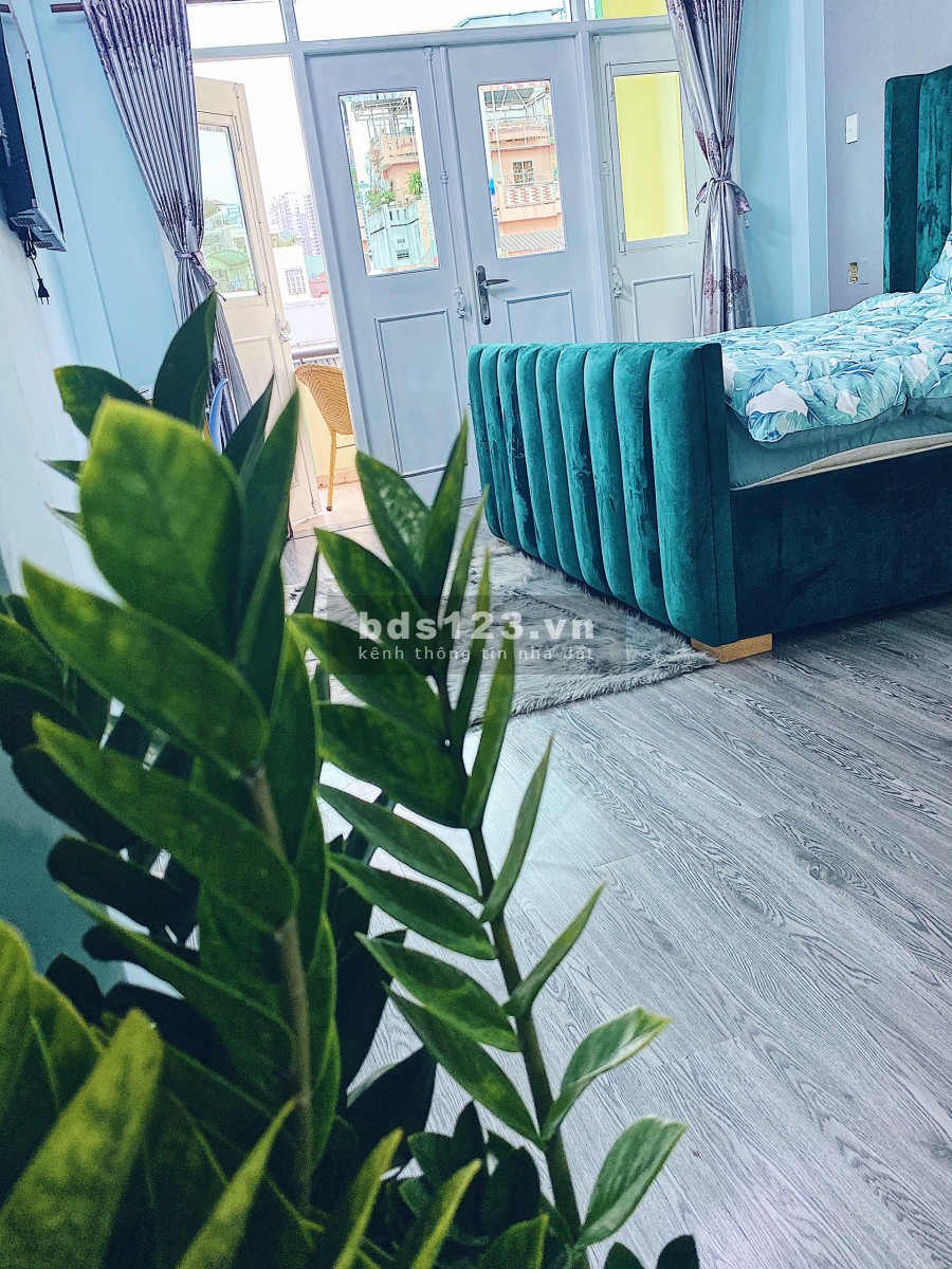 Căn hộ 1 phòng ngủ mặt tiền Đề Thám Quận 1 rộng 40m2 có Ban công
