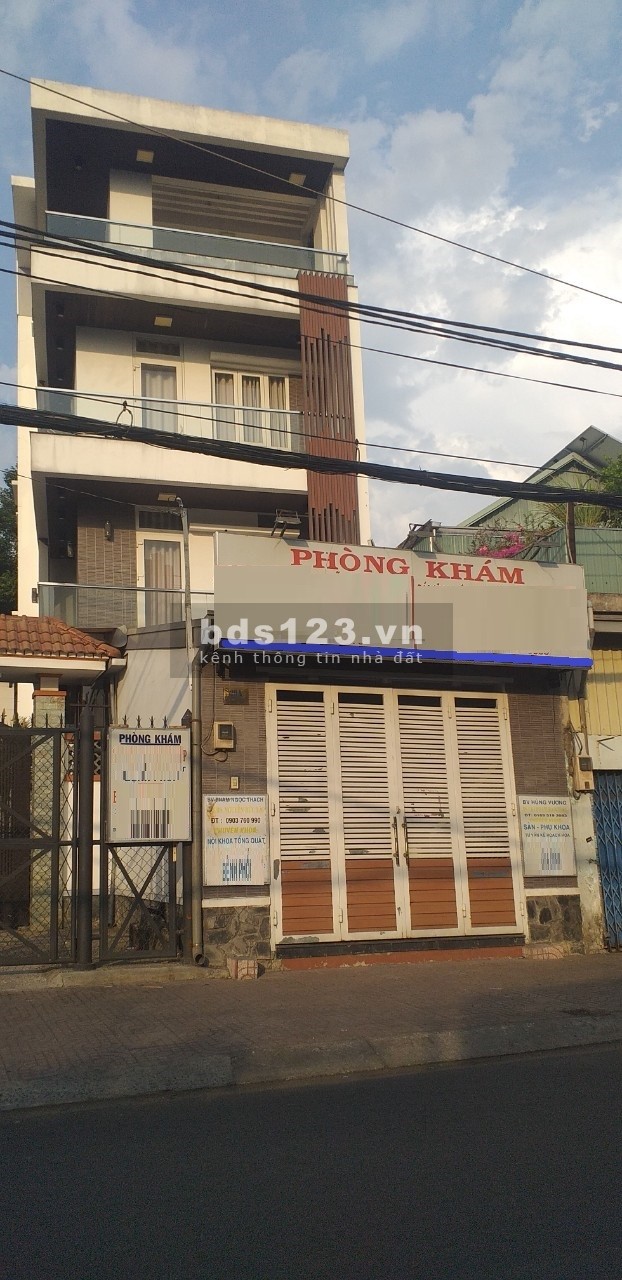 Nhà Mặt Tiền Đường Hoa Cúc, dân cư đông đúc