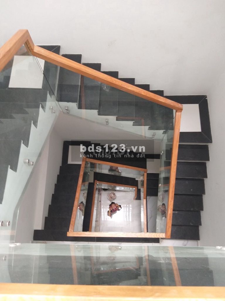 Cho thuê Nhà nguyên căn Hẻm XH Nguyễn Trãi, P. 7, Quận 5. 25triệu, 2lầu nhà mới.