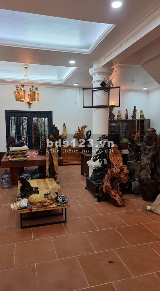 Bán gấp Biệt thự sân vườn Ngọc Thụy 140m2 x 3 tầng, 8.5m MT, giá 10.8 tỷ. Ô tô, Cạnh trường Pháp.