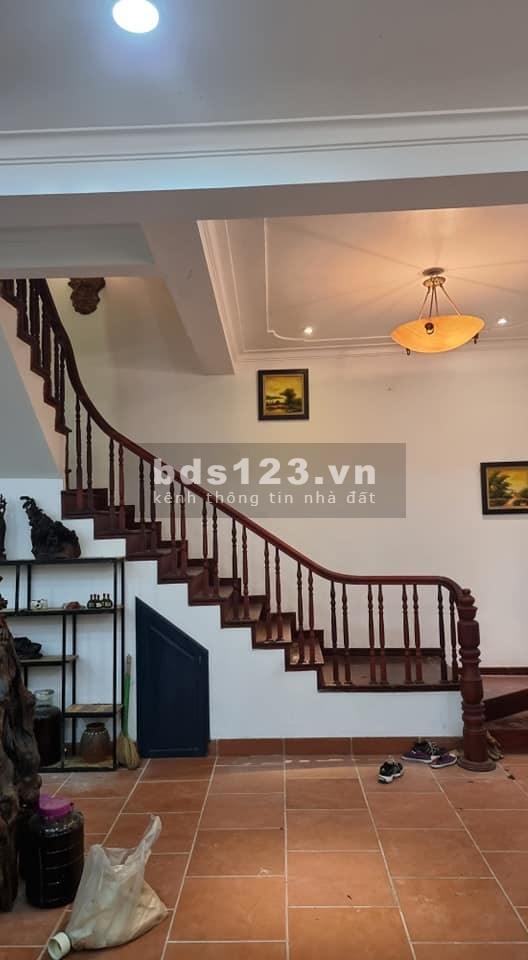 Bán gấp Biệt thự sân vườn Ngọc Thụy 140m2 x 3 tầng, 8.5m MT, giá 10.8 tỷ. Ô tô, Cạnh trường Pháp.