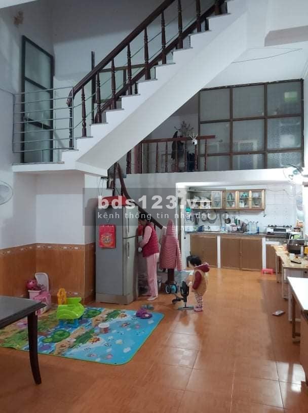 Hơn 50tr/m có ngay 50m MT5m, trước nhà xe ba gác tránh ở Ngọc Thụy, Long Biên.