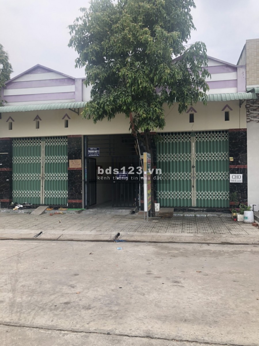 Cần tiền gđ bán gấp 2 dãy nhà trọ 300m2 16 phòng tại kcn đối diện chợ . dân đông