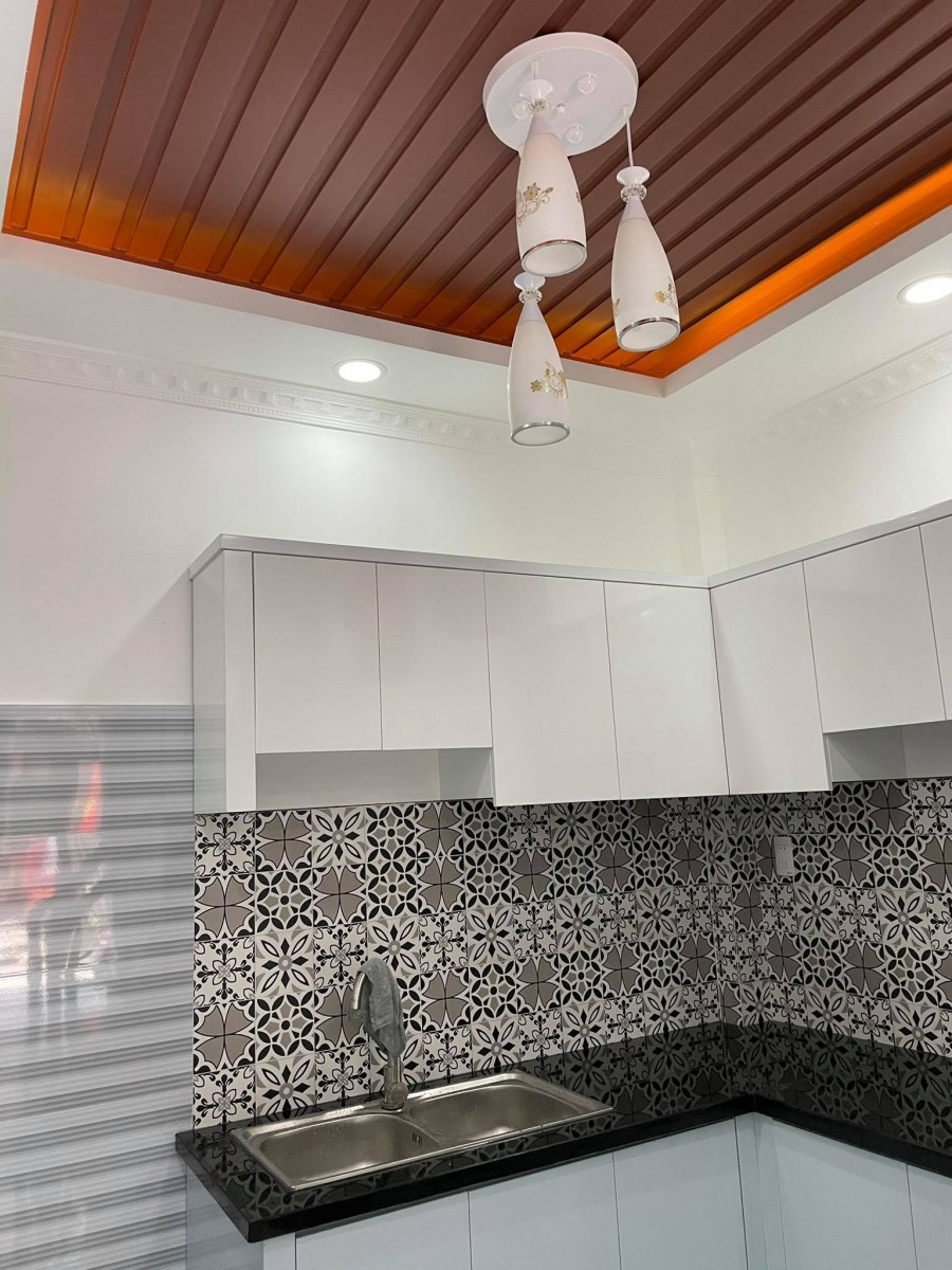 Bán nhà đường Phan Huy Ích có 2 phòng ngủ, hẻm rộng 8m, gần trường học