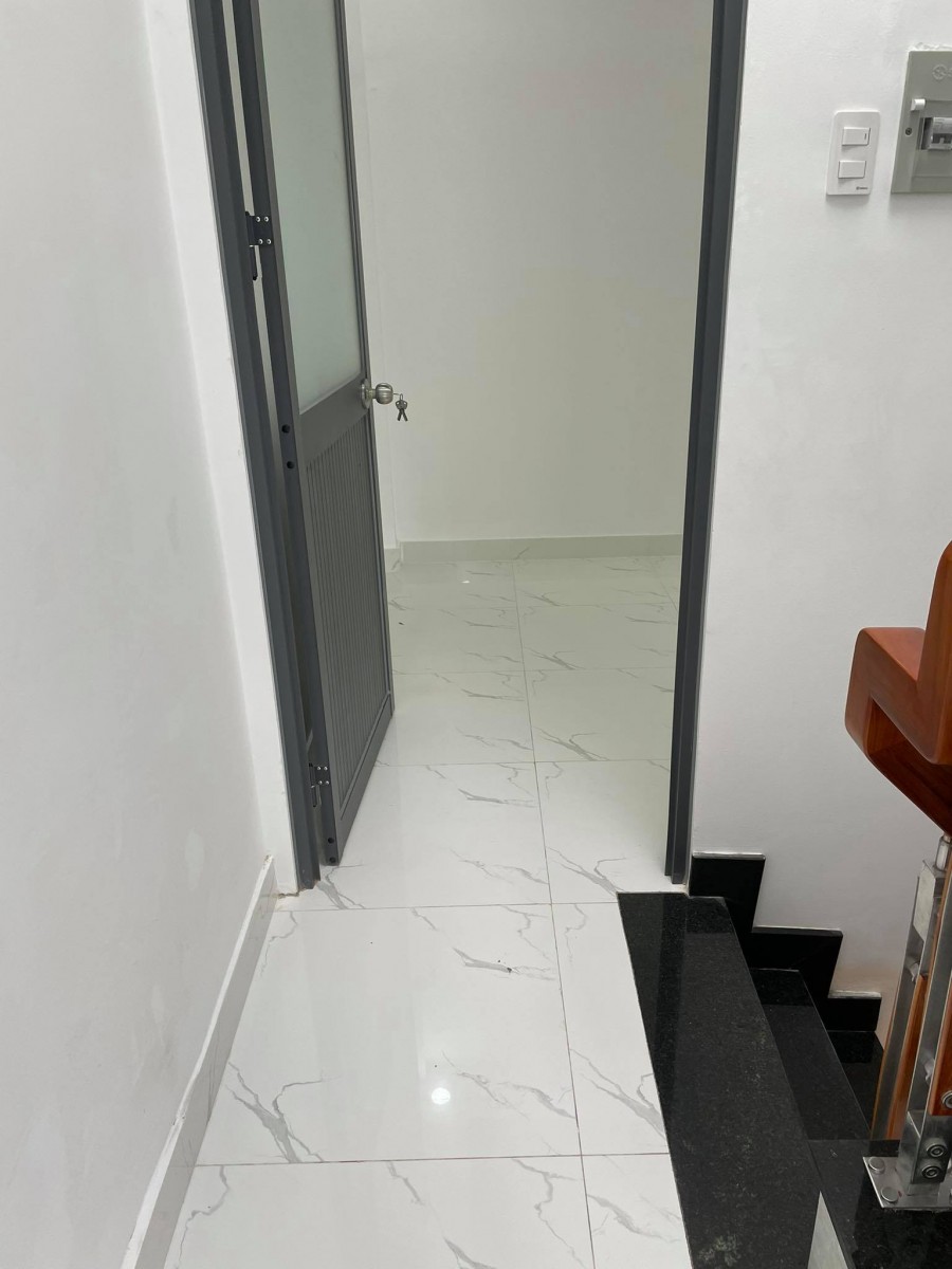 Bán nhà đường Phan Huy Ích có 2 phòng ngủ, hẻm rộng 8m, gần trường học