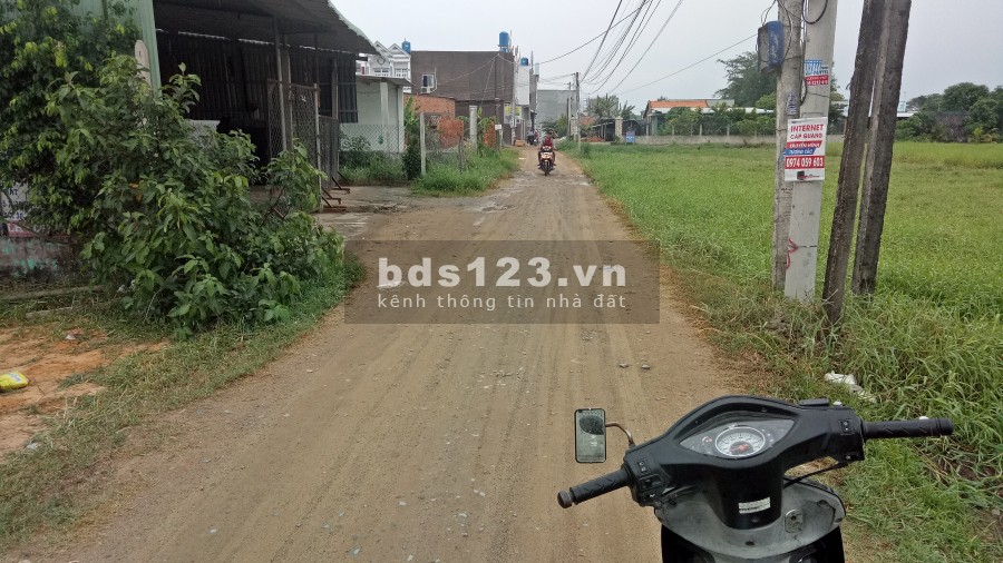 Hàng Đầu Tư .Chính chủ bán gấp lô đất 150m2 đường DT9 vào 700m, Mỹ Hạnh Nam, Giá 900tr, SHR
