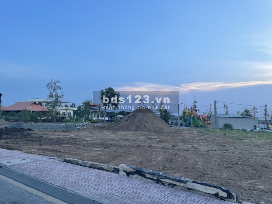 Đất nền mặt tiền chợ thị trấn Thạnh Phú full thổ cư