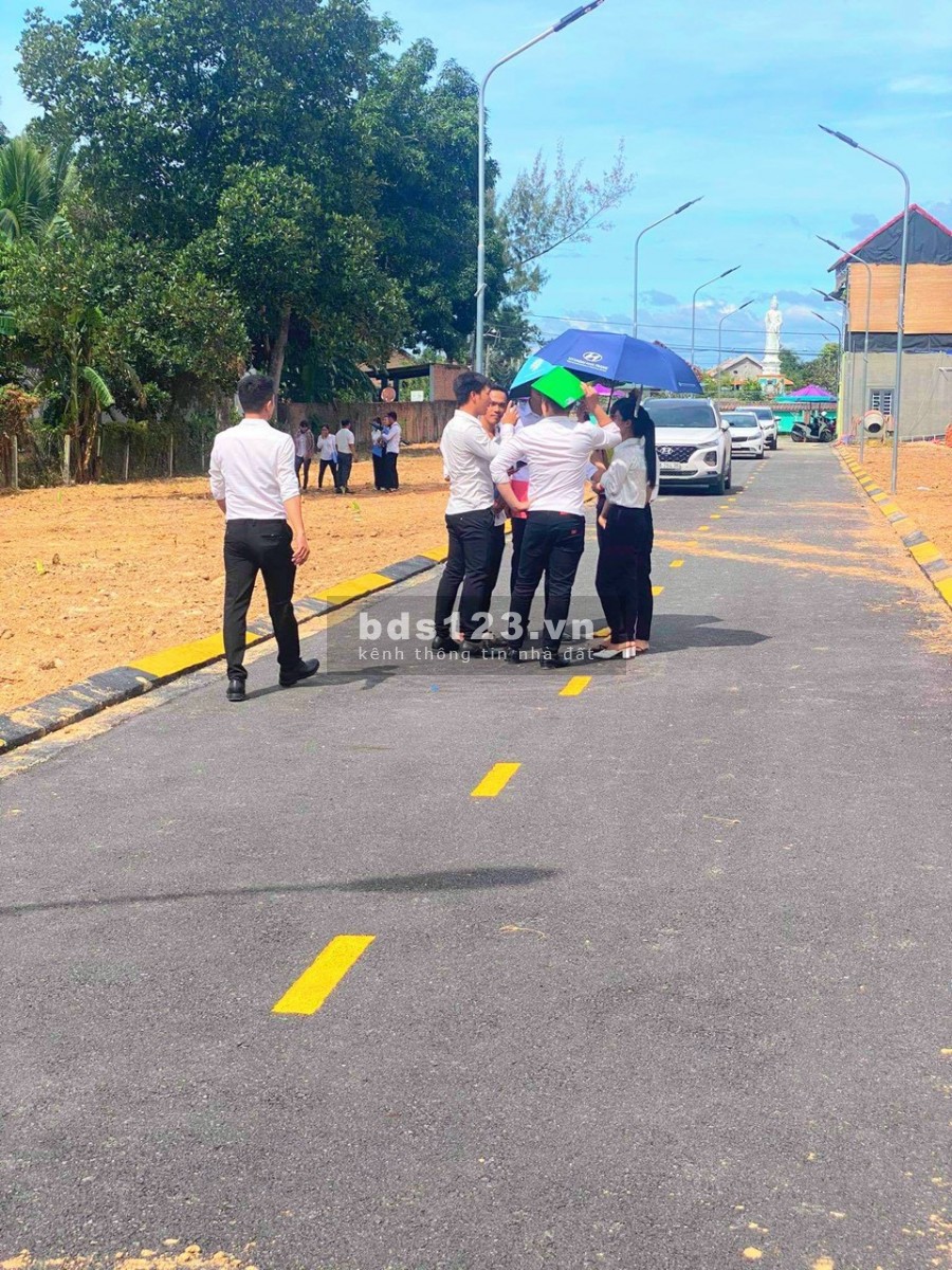 BÁN ĐẤT VEN SÔNG ,TRUNG TÂM HÀNH CHÍNH XÃ .TIỆN ÍCH ĐẦY ĐỦ